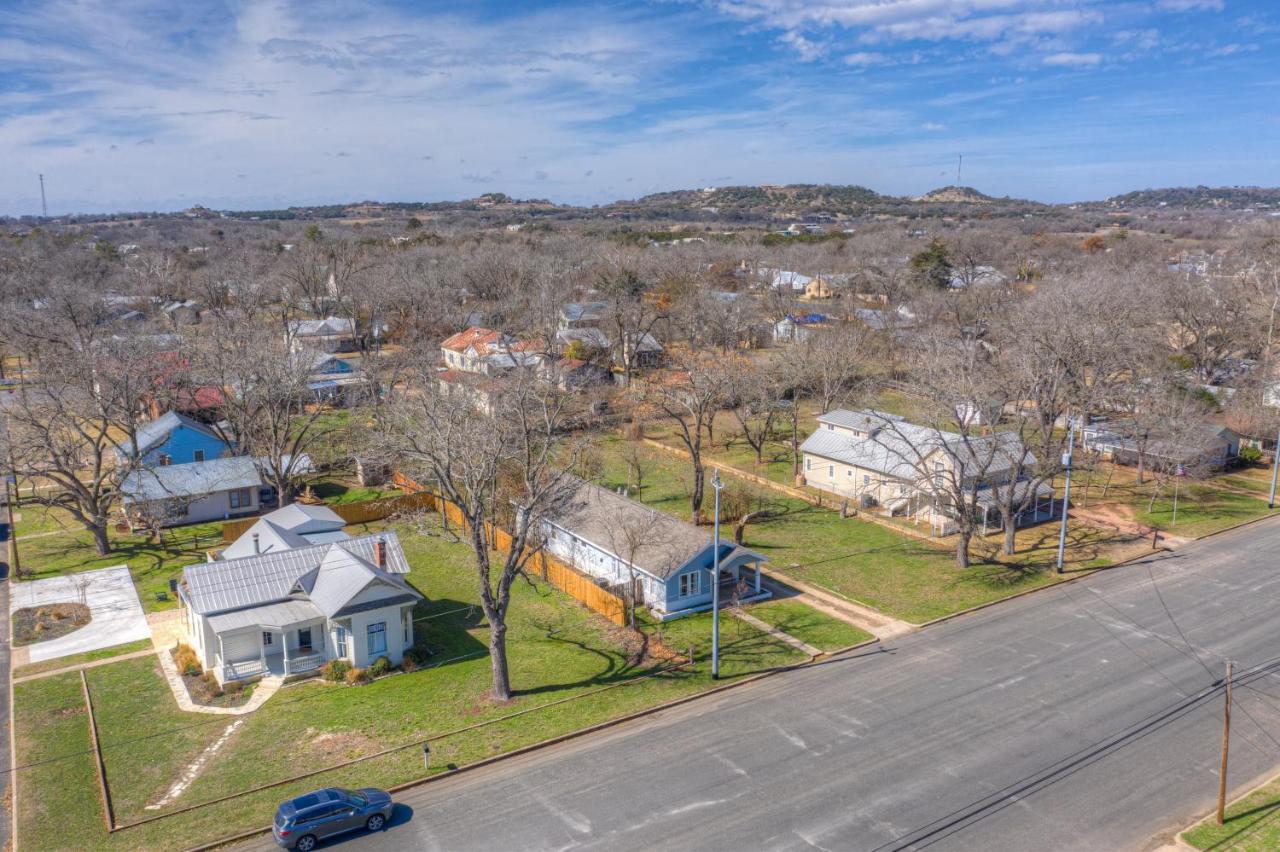 Luxury Home 1 Block To Main With Hottub Fredericksburg Exterior photo